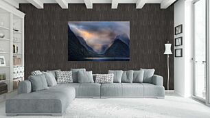 Πίνακας, ένα σώμα νερού που περιβάλλεται από βουνά κάτω από έναν συννεφιασμένο ουρανό