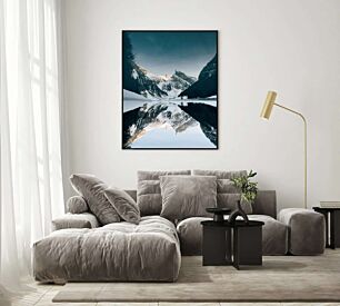 Πίνακας, ένα σώμα νερού που περιβάλλεται από χιονισμένα βουνά