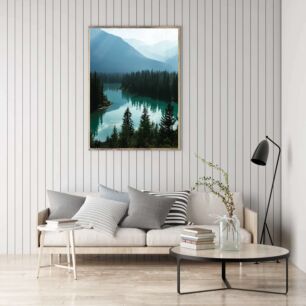Πίνακας, ένα σώμα νερού που περιβάλλεται από δέντρα και βουνά
