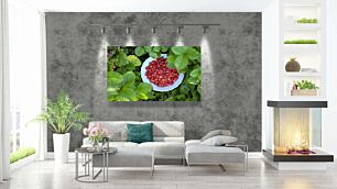 Πίνακας, ένα μπολ με φράουλες σε ένα πιάτο που περιβάλλεται από πράσινα φύλλα