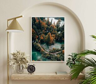 Πίνακας, μια γέφυρα πάνω από ένα υδάτινο σώμα που περιβάλλεται από δέντρα
