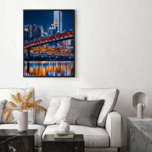 Πίνακας, μια γέφυρα πάνω από ένα υδάτινο σώμα με μια πόλη στο βάθος