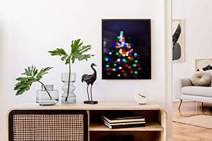 Πίνακας, ένα έντονα φωτισμένο χριστουγεννιάτικο δέντρο σε ένα σκοτεινό δωμάτιο