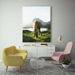 Πίνακας, ένα καφέ άλογο που βόσκει σε ένα καταπράσινο χωράφι