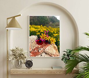 Πίνακας, ένα μάτσο λουλούδια που κάθονται πάνω από έναν βράχο