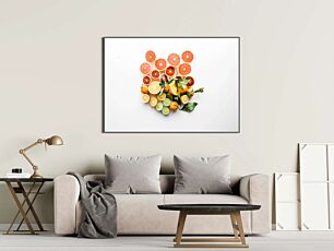 Πίνακας, ένα μάτσο πορτοκάλια και λάιμ σε λευκή επιφάνεια