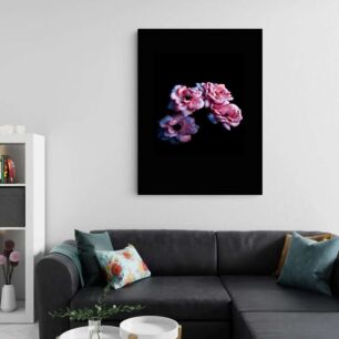 Πίνακας, ένα μάτσο ροζ λουλούδια καθισμένα πάνω σε μια μαύρη επιφάνεια