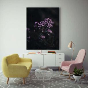 Πίνακας, ένα μάτσο μωβ λουλούδια σε μαύρο φόντο