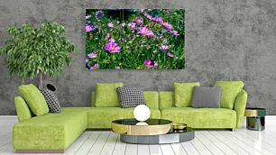 Πίνακας, ένα μάτσο μοβ λουλούδια που κάθονται πάνω από ένα καταπράσινο χωράφι