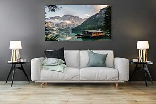 Πίνακας, μια καμπίνα στη μέση μιας λίμνης με βουνά στο βάθος