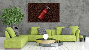 Πίνακας, ένα κουτάκι κόκα κόλα που κάθεται πάνω από ένα σωρό κόκκους καφέ
