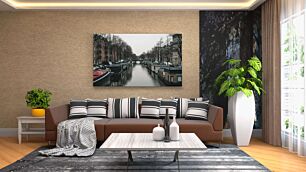 Πίνακας, ένα κανάλι γεμάτο με πολλές βάρκες δίπλα σε ψηλά κτίρια