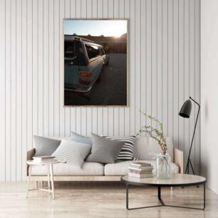Πίνακας, ένα αυτοκίνητο σταθμευμένο σε χώρο στάθμευσης δίπλα σε ένα κτίριο