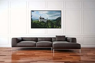 Πίνακας, ένα κάστρο που κάθεται στην κορυφή μιας καταπράσινης πλαγιάς