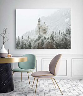 Πίνακας, ένα κάστρο που κάθεται στην κορυφή ενός βουνού καλυμμένο με χιόνι