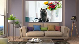 Πίνακας, μια γάτα που κάθεται σε ένα περβάζι δίπλα σε ένα βάζο με λουλούδια