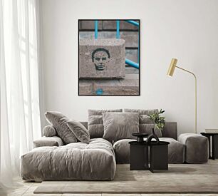 Πίνακας, ένα τσιμεντόλιθο με μια εικόνα ενός άνδρα πάνω του