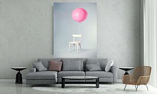 Πίνακας, μια καρέκλα με ένα ροζ μπαλόνι προσαρτημένο σε αυτό