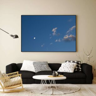 Πίνακας, ένας καταγάλανος ουρανός με σύννεφα και μισό φεγγάρι