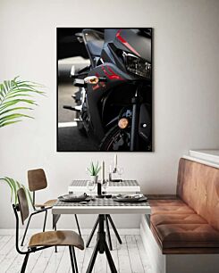 Πίνακας, κοντινό πλάνο μοτοσικλέτας παρκαρισμένη σε χώρο στάθμευσης