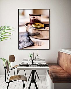 Πίνακας, κοντινό πλάνο ενός τηγανιού με φαγητό σε ένα τραπέζι