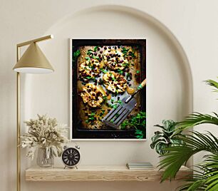 Πίνακας, κοντινό πλάνο ενός τηγανιού φαγητού με μια σπάτουλα