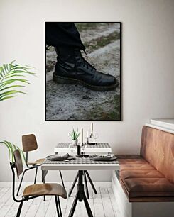 Πίνακας, κοντινό πλάνο ατόμου που φορά μαύρες μπότες