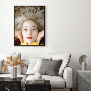 Πίνακας, κοντινό πλάνο ενός ατόμου με ξανθά μαλλιά