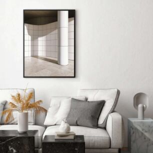 Πίνακας, μια γωνία δωματίου με στήλη και τοίχους με πλακάκια