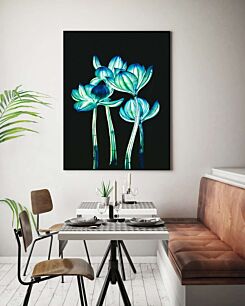 Πίνακας, ένα ζευγάρι μπλε λουλούδια που κάθονται πάνω από ένα τραπέζι