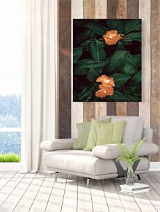 Πίνακας, ένα ζευγάρι πορτοκαλί λουλούδια που κάθονται πάνω από πράσινα φύλλα