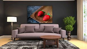 Πίνακας, δυο φράουλες που κάθονται πάνω από έναν ξύλινο δίσκο