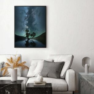 Πίνακας, ένα ζευγάρι δέντρα κάθονται στην κορυφή μιας λίμνης