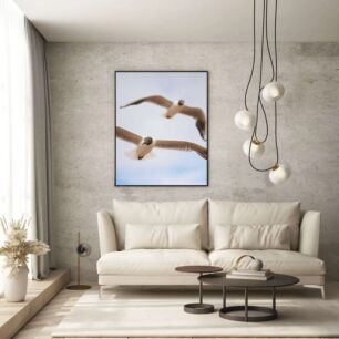 Πίνακας, μερικά λευκά πουλιά που πετούν μέσα από έναν γαλάζιο ουρανό