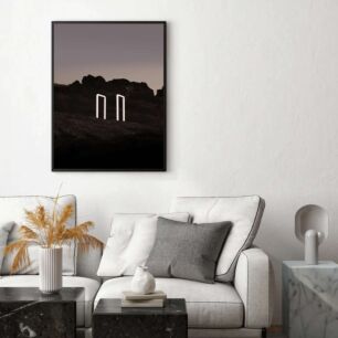 Πίνακας, δυο λευκούς στύλους που κάθονται στην κορυφή ενός λόφου