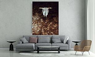 Πίνακας, ένα κρανίο αγελάδας που κάθεται πάνω από ένα σωρό κορμούς