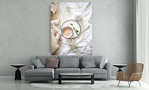 Πίνακας, ένα φλιτζάνι καφέ που κάθεται πάνω από ένα λευκό πιάτο