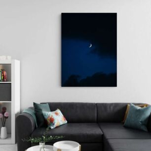 Πίνακας, ένας σκοτεινός ουρανός με μισό φεγγάρι σε απόσταση