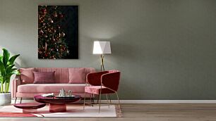 Πίνακας, ένα στολισμένο χριστουγεννιάτικο δέντρο σε ένα σκοτεινό δωμάτιο
