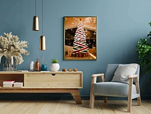 Πίνακας, ένα στολισμένο χριστουγεννιάτικο δέντρο που κάθεται μπροστά από ένα παράθυρο