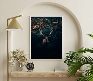 Πίνακας, ένα ελάφι που στέκεται στη μέση ενός δάσους