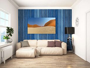 Πίνακας, ένα έρημο τοπίο με αμμόλοφους και βουνά στο βάθος