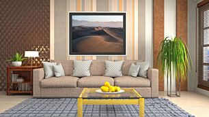Πίνακας, μια έρημος με αμμόλοφους και βουνά στο βάθος