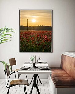 Πίνακας, ένα χωράφι με κόκκινα λουλούδια με τον ήλιο να δύει στο βάθος