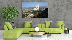 Πίνακας, μια σημαία στην κορυφή ενός βουνού με μια πόλη στο βάθος