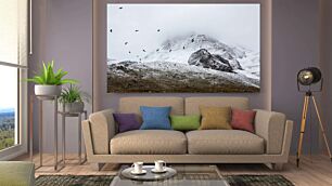 Πίνακας, ένα κοπάδι πουλιών που πετούν πάνω από ένα χιονισμένο βουνό