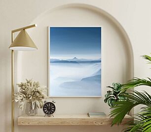 Πίνακας, ένα ομιχλώδες τοπίο με βουνά στην απόσταση