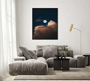 Πίνακας, μια πανσέληνος φαίνεται μέσα από τα σύννεφα
