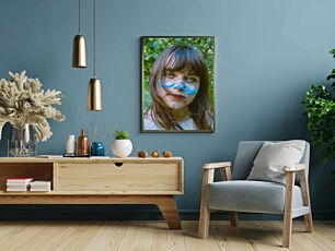 Πίνακας, ένα κορίτσι με ένα ψεύτικο μουστάκι ζωγραφισμένο στο πρόσωπό της