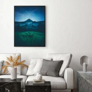 Πίνακας, ένα χορταριασμένο χωράφι με ένα βουνό στο παρασκήνιο